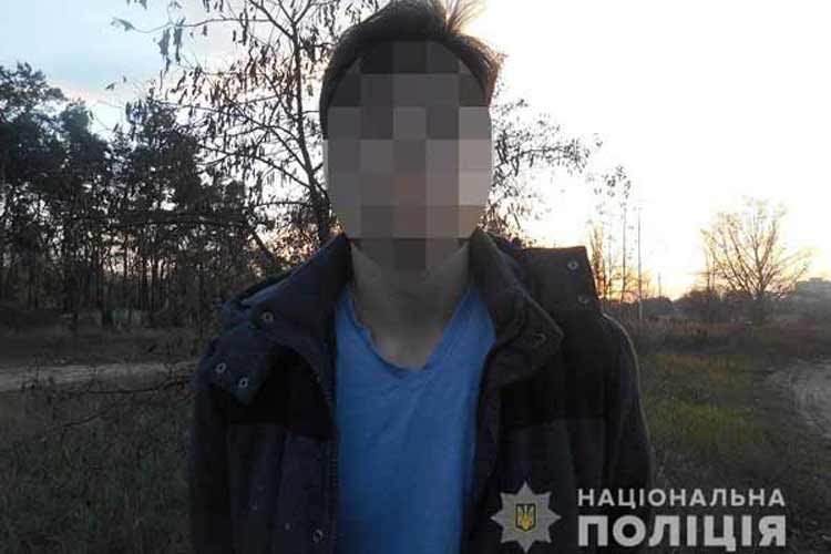 Столичные правоохранители задержали мужчину, который в лесопарковой зоне делал "закладки"