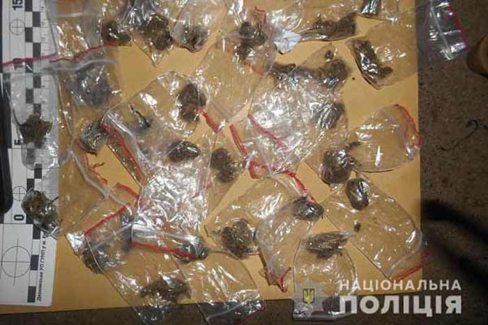 Столичные правоохранители задержали мужчину, который в лесопарковой зоне делал “закладки”
