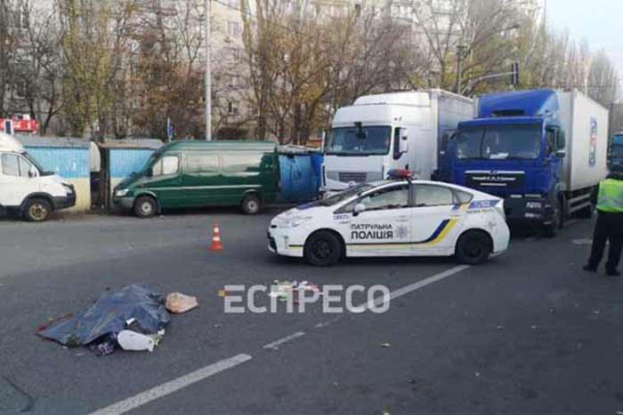 В Киеве водитель грузовика сбил женщину и поехал дальше