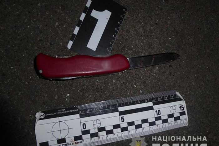 В Киеве через очередь к банкомату едва не убили человека