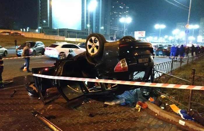 Ужасное ДТП в Киеве: Автомобиль слетел с моста, есть пострадавшие