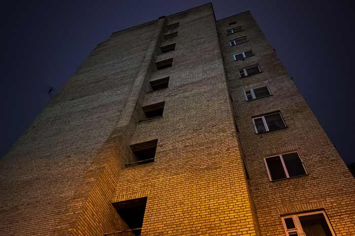 В Киеве из окна 10 этажа выбросилась молодая мама