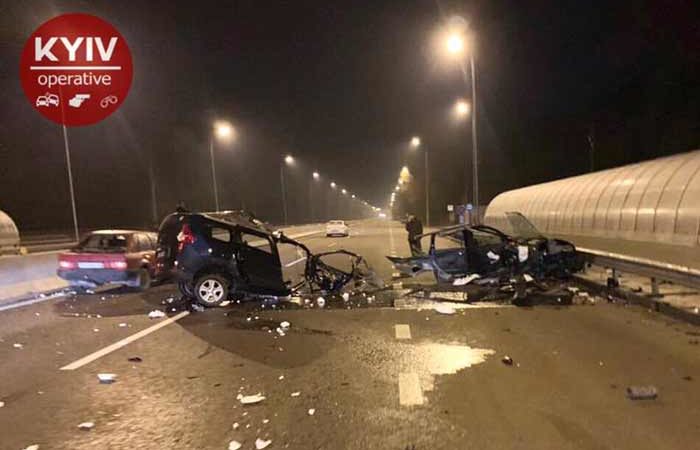 В Киеве случилась ужасная ДТП: Автомобиль разорвало на куски