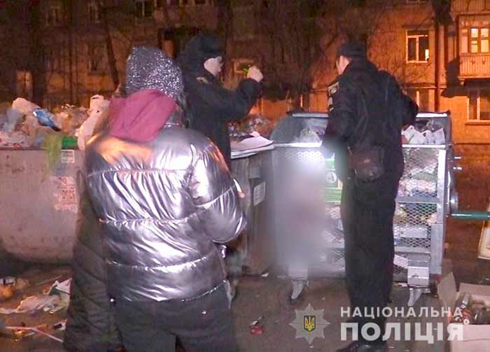 В Киеве мать оставила ребенка в мусорном баке и скрылась