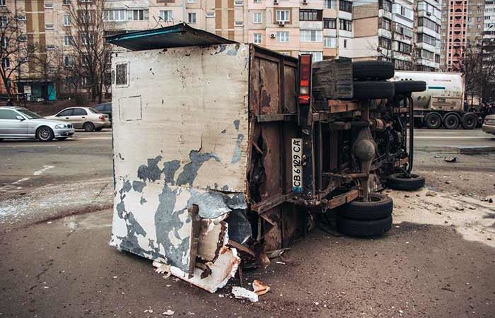 Жуткое ДТП в Киеве на Троещине: Opel врезался в Subaru и перевернул «Газель»