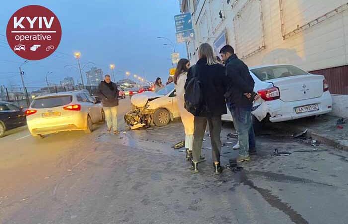 В Киеве на Борщаговской улице произошло серьезное ДТП