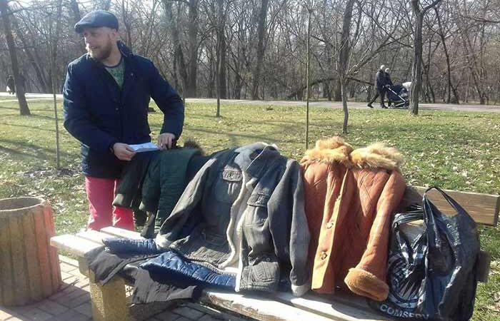 Одежда на деревьях: В Киева на Русановке нестандартно помогли бедным