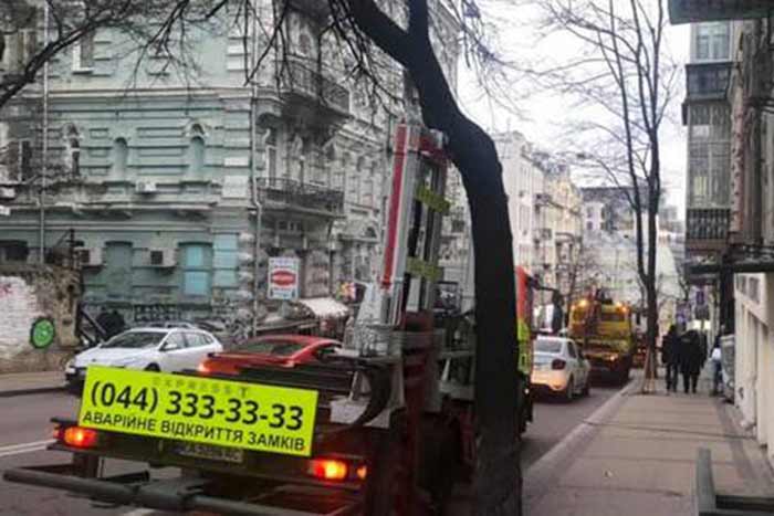В Киеве эвакуатор забрал авто министра