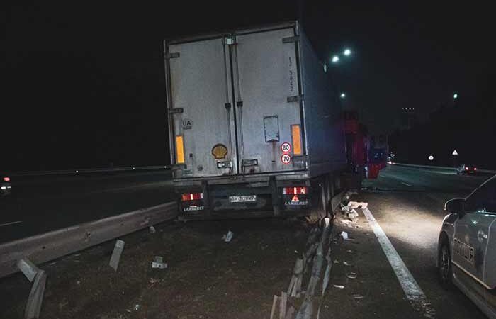В Киеве пьяный дальнобойщик на фуре с алкоголем снес отбойник и врезался в столб