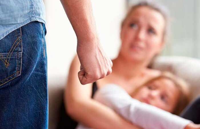 В Киеве следователи объявили мужчину о подозрении за совершение домашнего насилия