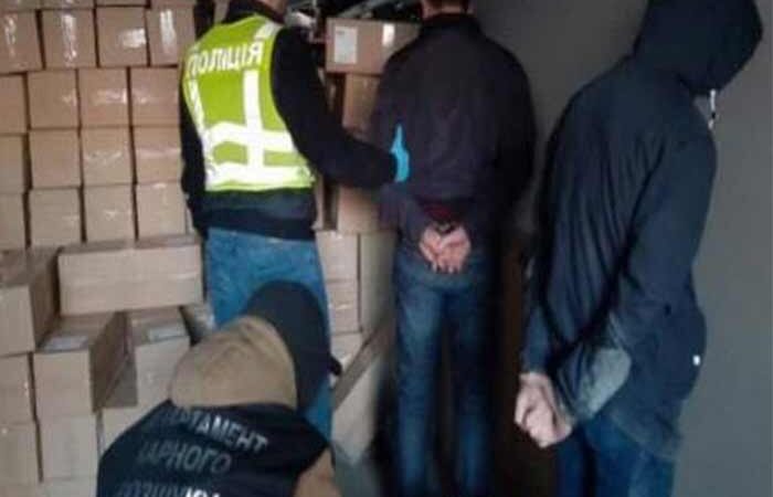 В Киеве бандиты с пистолетами ограбили перекупщиков масок