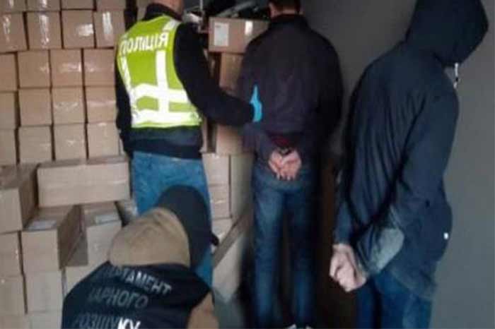 В Киеве бандиты с пистолетами ограбили перекупщиков масок
