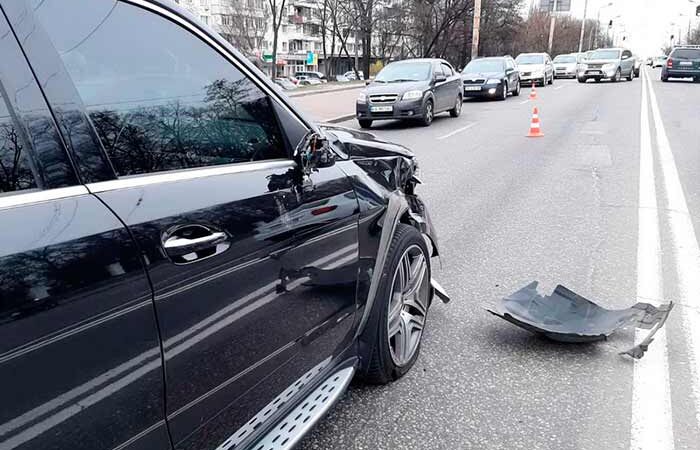 Страшная авария в Киеве: первые детали о столкновении Mercedes и скутер