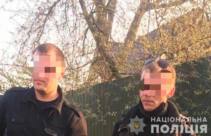 Под Киевом поймали поджигателей травы на мопедах