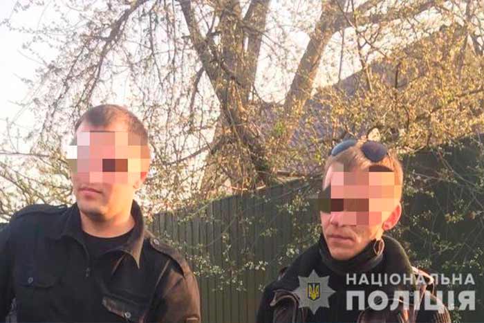 Под Киевом поймали поджигателей травы на мопедах