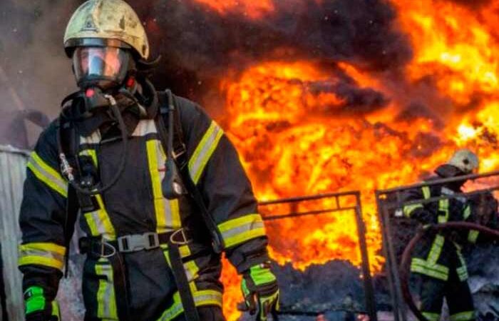 В Киеве во время тушения пожара в квартире спасли пенсионера