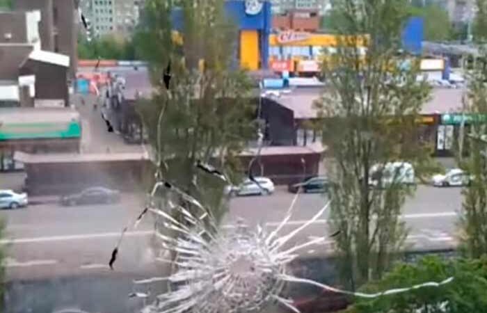 В Киеве из автомата обстреляли рынок на Троещине: пули попали в жилые дома