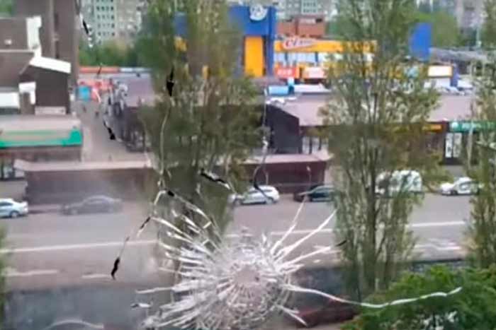 В Киеве из автомата обстреляли рынок на Троещине: пули попали в жилые дома