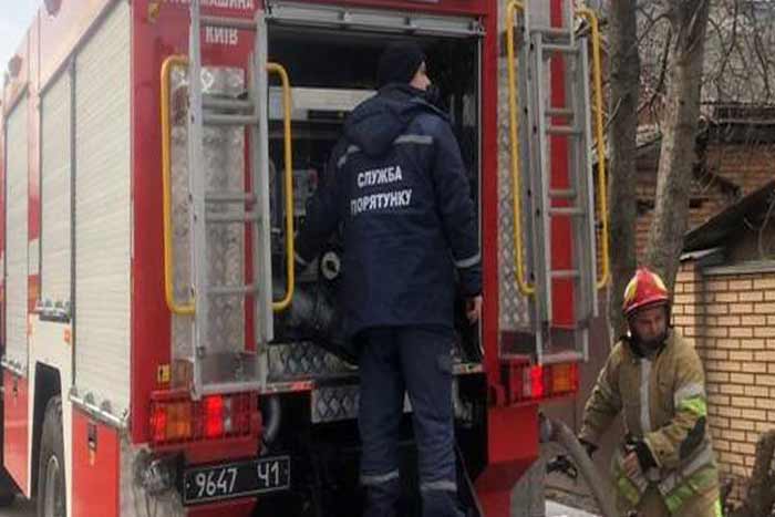 В Голосеевском районе Киева огонь едва не уничтожил дом