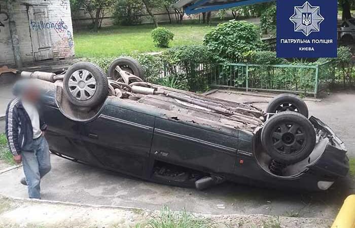 В Киеве на проспекте Отрадном автомобиль вылетел из дороги и перевернулся