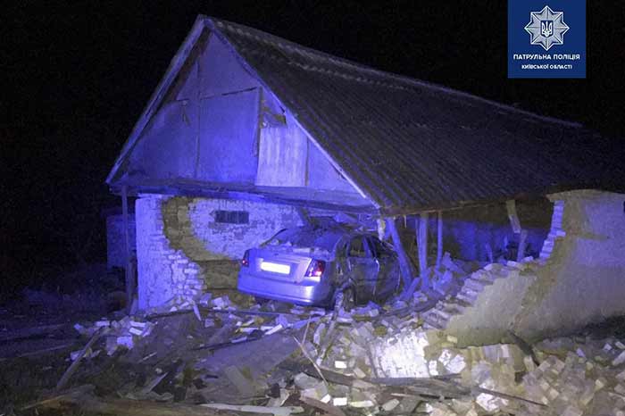 Пьяный водитель под Киевом врезался в сарай, есть жертвы