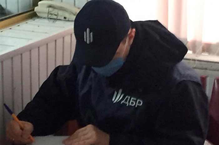 На Киевщине двое полицейских избили и изнасиловали 26-летнюю девушку