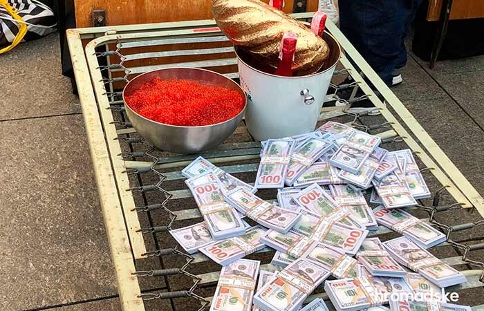 Под Офисом Президента в Киеве проходит акция с фальшивыми деньгами