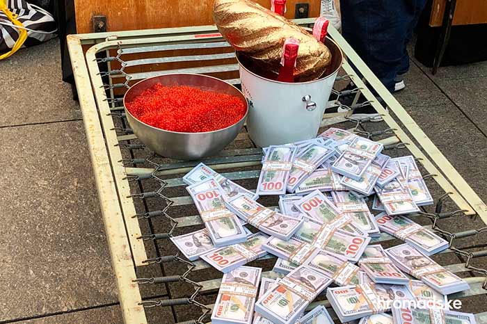 Под Офисом Президента в Киеве проходит акция с фальшивыми деньгами