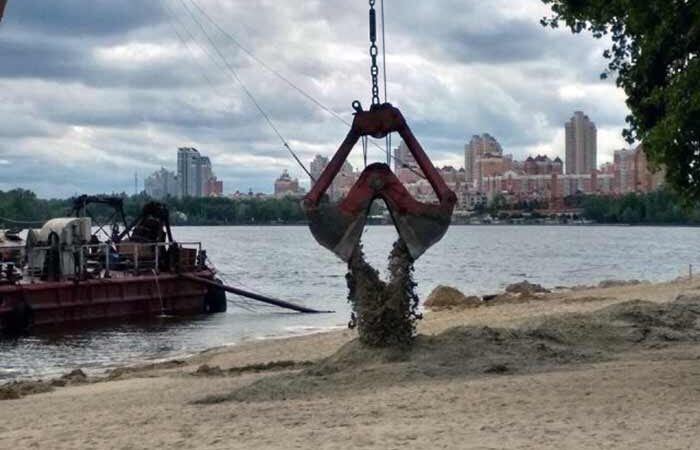 На столичные пляжи завезли свежий песок
