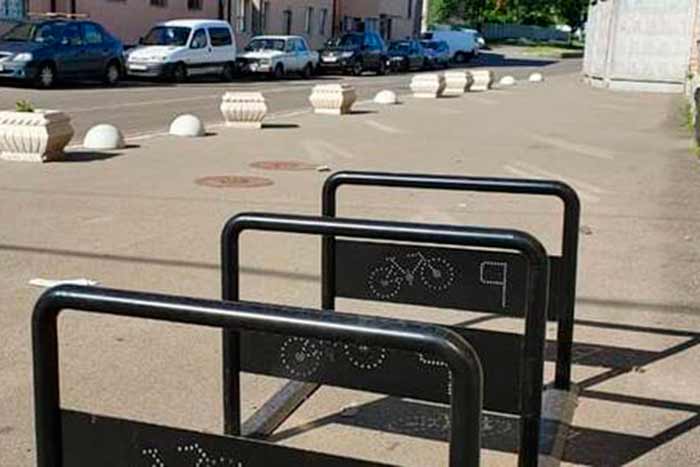 В Киеве около станций метро установили “перехватывающие паркинги” для велосипедов