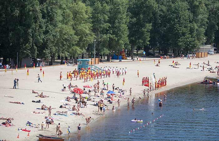 На девяти пляжах Киева – зеленые флаги: купаться разрешено