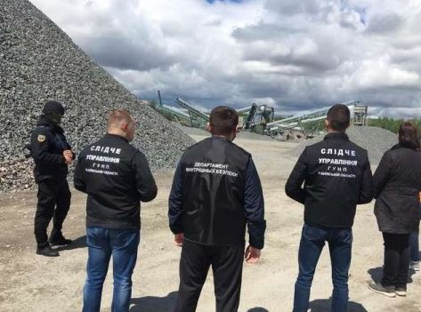 В Макарове процветает незаконный видуботок гранита: кто за это отвечает?
