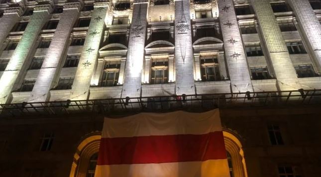На здании КГГА вывесили бело-красный флаг в поддержку Беларуси