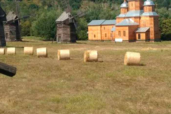 Киевский музей создал удивительную фотозону из сена