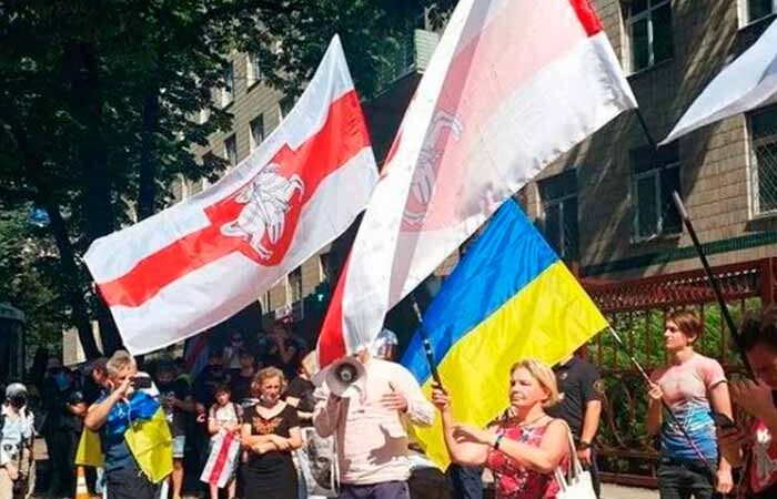 Жыве Беларусь! В центре Киева прошел митинг и автопробег в поддержку Беларуси – фото