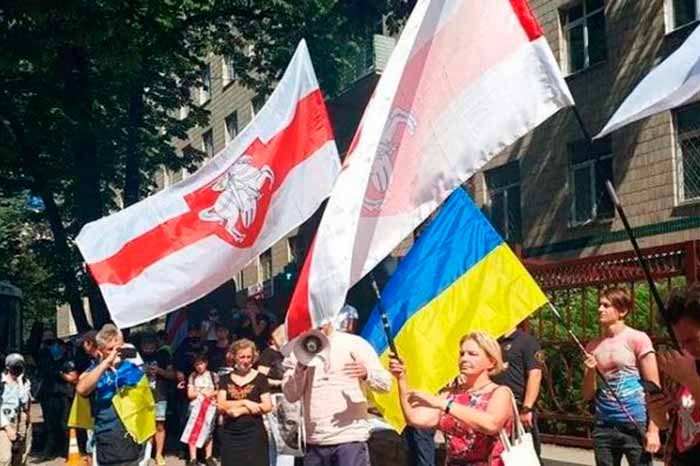 Жыве Беларусь! В центре Киева прошел митинг и автопробег в поддержку Беларуси – фото