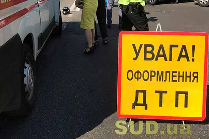 В центре Киева женщина за рулем внедорожника наехала на пешехода: фото