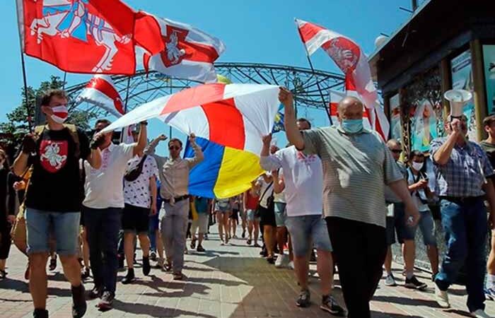 Файеры, плакаты, белые цветы, общий флаг: как в Киеве прошел марш “За свободную Беларусь”