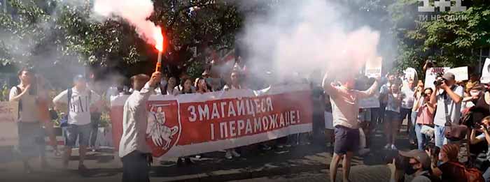 Файеры, плакаты, белые цветы, общий флаг: как в Киеве прошел марш «За свободную Беларусь»