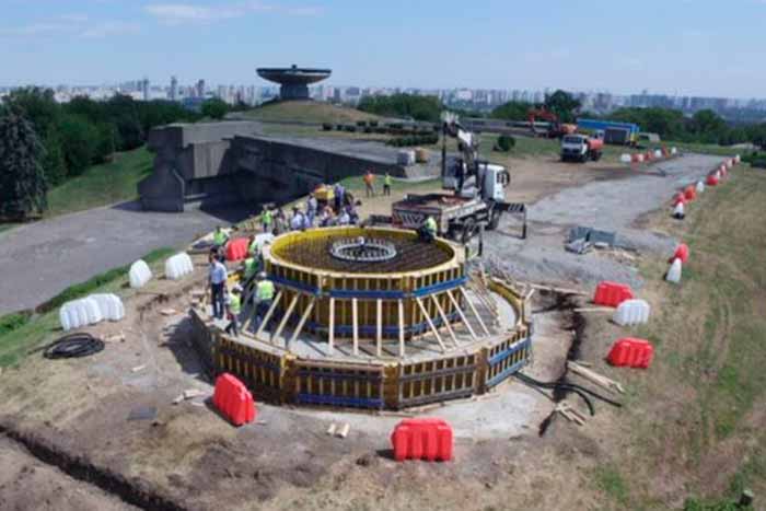 Кличко показал флагшток для самого большого флага Украины