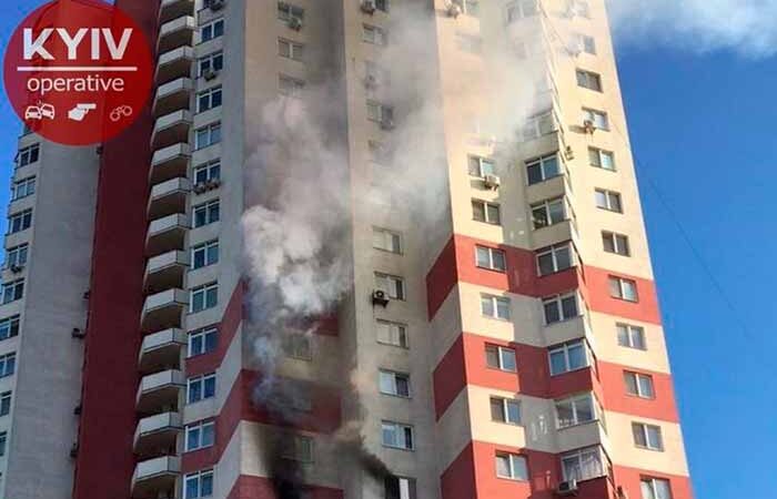 В Киеве горит жилая высотка