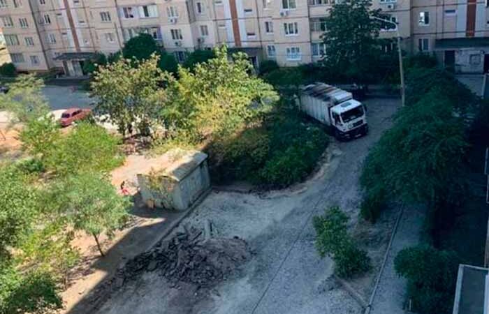В Киеве на Троещине грузовик провалился под асфальт