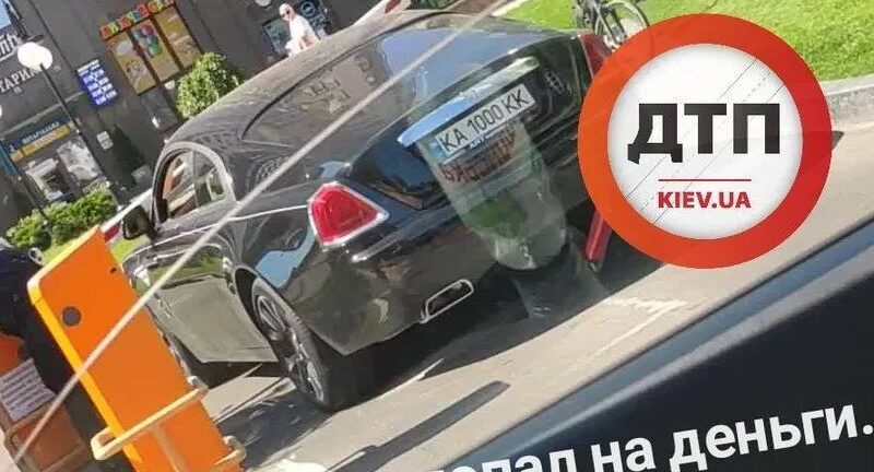 В Киеве шлагбаум упал и повредил Rolls-Royce за $400 000