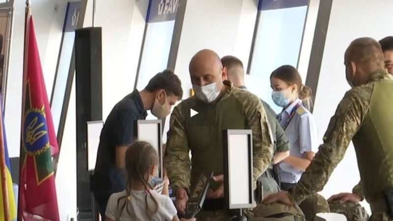 В “Борисполе” пограничники учили детей отличать фальшивые документы