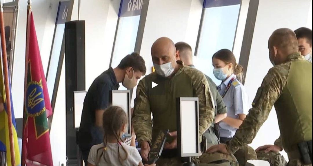 В “Борисполе” пограничники учили детей отличать фальшивые документы