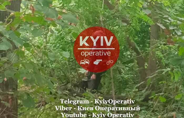 В Киеве в лесополосе нашли повешенное тело мужчины