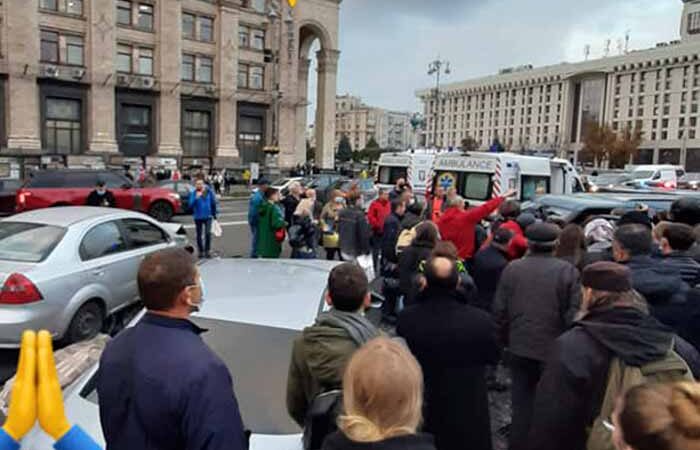В Киеве на Майдане Независимости водитель на большой скорости сбил нескольких человек в пешеходной зоне