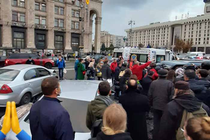 В Киеве на Майдане Независимости водитель на большой скорости сбил нескольких человек в пешеходной зоне