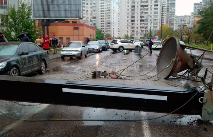 В Киеве строительный кран упал на автомобиль
