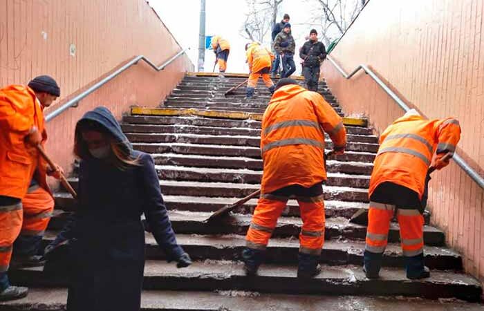 Лестницы и остановки в столице расчищают 69 бригад дорожников
